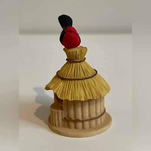 1995 LENOX GARDEN BIRDHOUSE MINIATURE THIMBLE SCARLET TANAGER THATCHED BIRDHOUSE - Picture 2 of 7